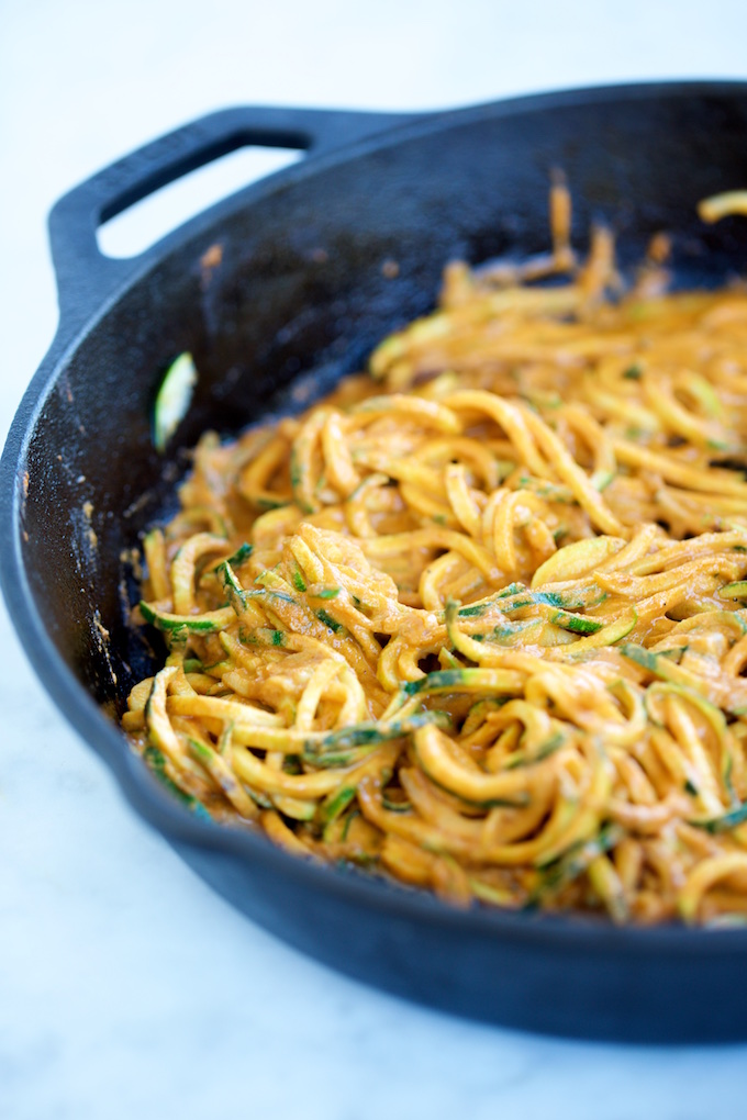 Noodles de zucchini con salsa de pimiento.P&V