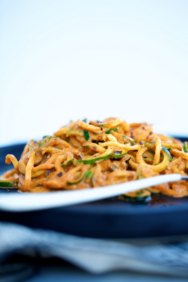 Noodles de zucchini con salsa de pimiento.P&V
