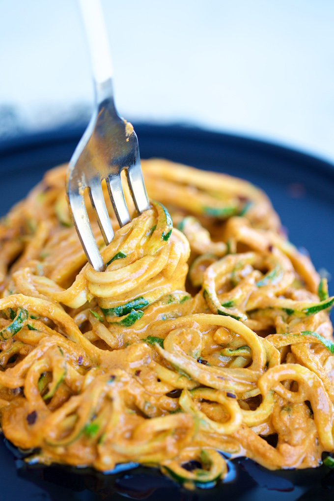 Noodles de zucchini con salsa de pimiento.P&V