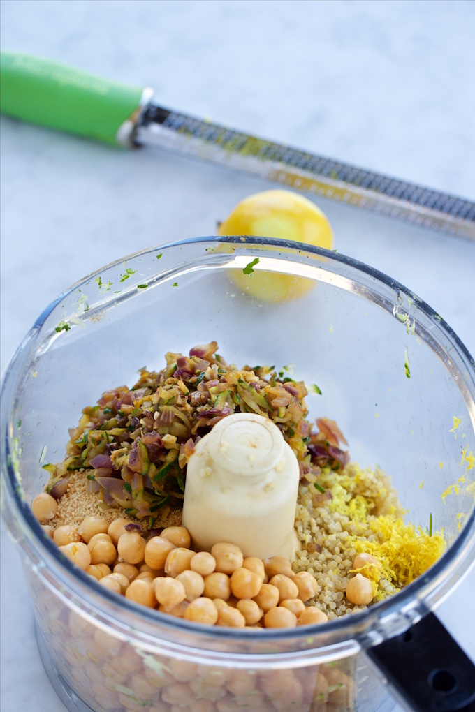 Arugula con tortitas de quinoa y zucchini