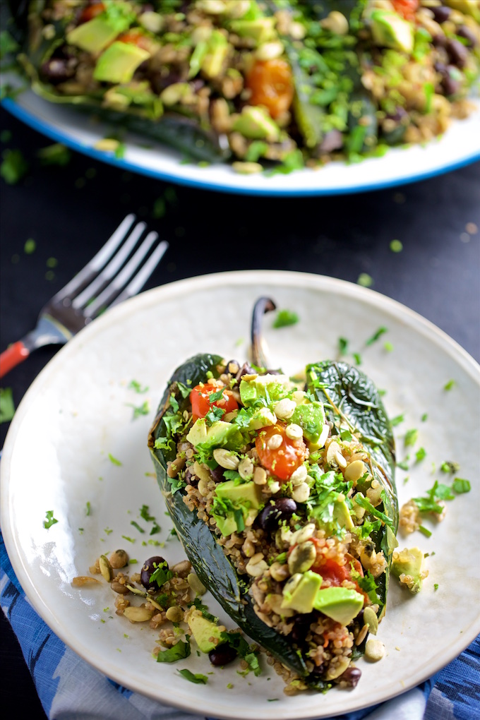 Chile relleno con quinoa y tomates cherry. chiles rellenos veganos o vegetarianos