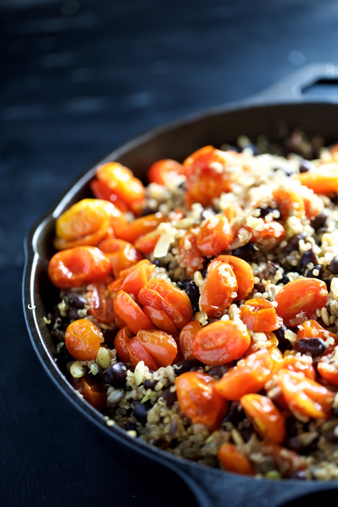 Chiles rellenos de ensalada de quinoa, receta mexicana vegana