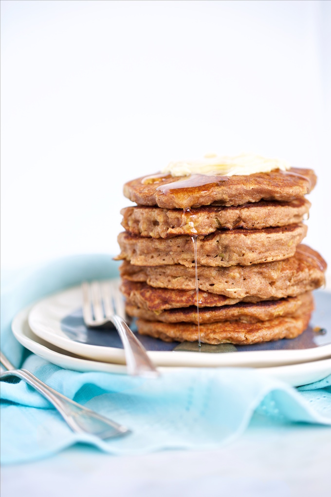 Hotcakes con manzana y avena, veganos