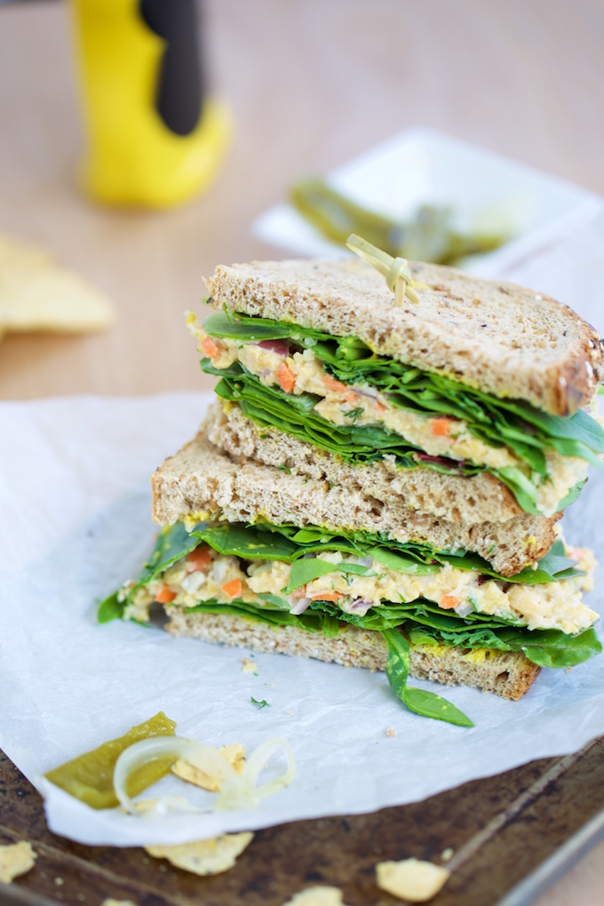 Sandwich de ensalada de garbanzo para una cena o un lunch super rápido