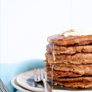 Oats and apple pancakes, the perfect recipe for a Sunday vegan brunch.Hotcakes con manzana y avena, veganos.P&V