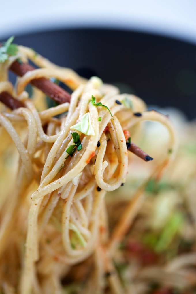 Noodles con crema de almendra, tamari, limón, ajonjolí y vinagre de arroz. Fácil, rica y super nutritiva.