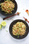 Pasta con crema de almendra, tamari, limón, ajonjolí y vinagre de arroz. Fácil, rica y super nutritiva.