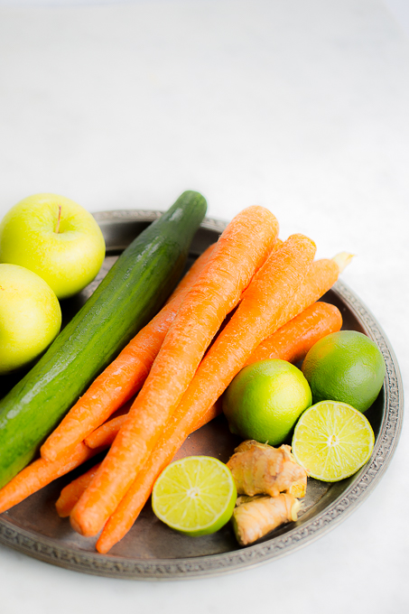 Ingredientes para hacer un jugo de zanahoria y pepino con manzana verde.
