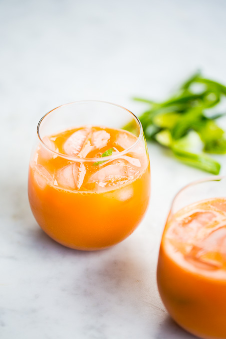 jugo naranja de zanahoria y pepino.