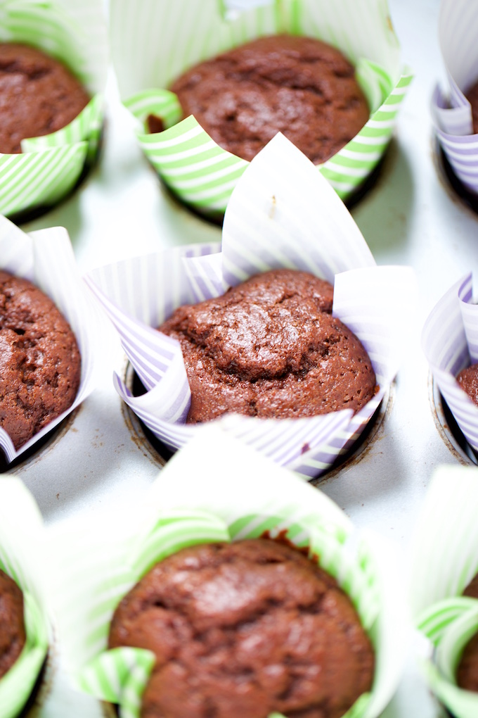 Muffins de chocolate veganos recién salidos del horno