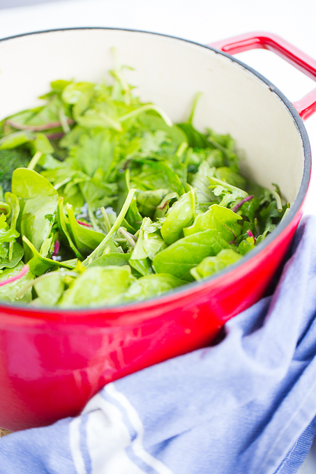 hojas verdes en olla para hacer sopa