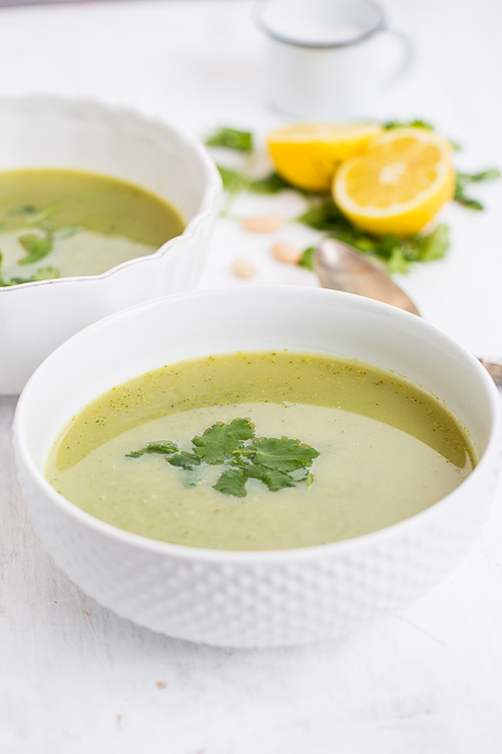 Sopa de brocoli, hojas verdes y alubias