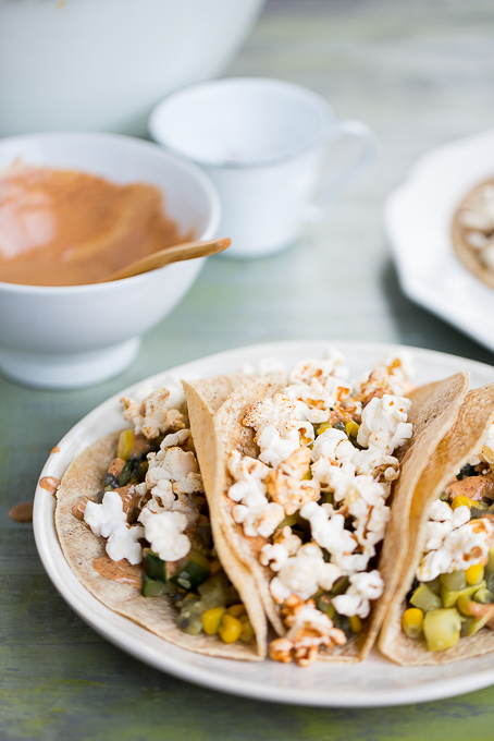 Tacos de calabacita con elote y palomitas con chile.