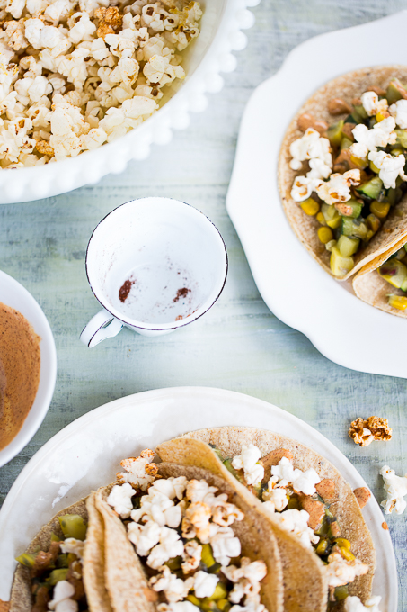 Tacos de calabacita con elote y palomitas con chile.