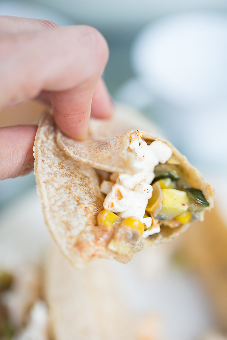 Tacos de calabacita con elote y palomitas con chile.