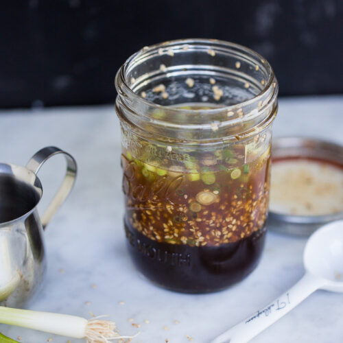 Aderezo de soya, limón, ajonjolí y cebollín.