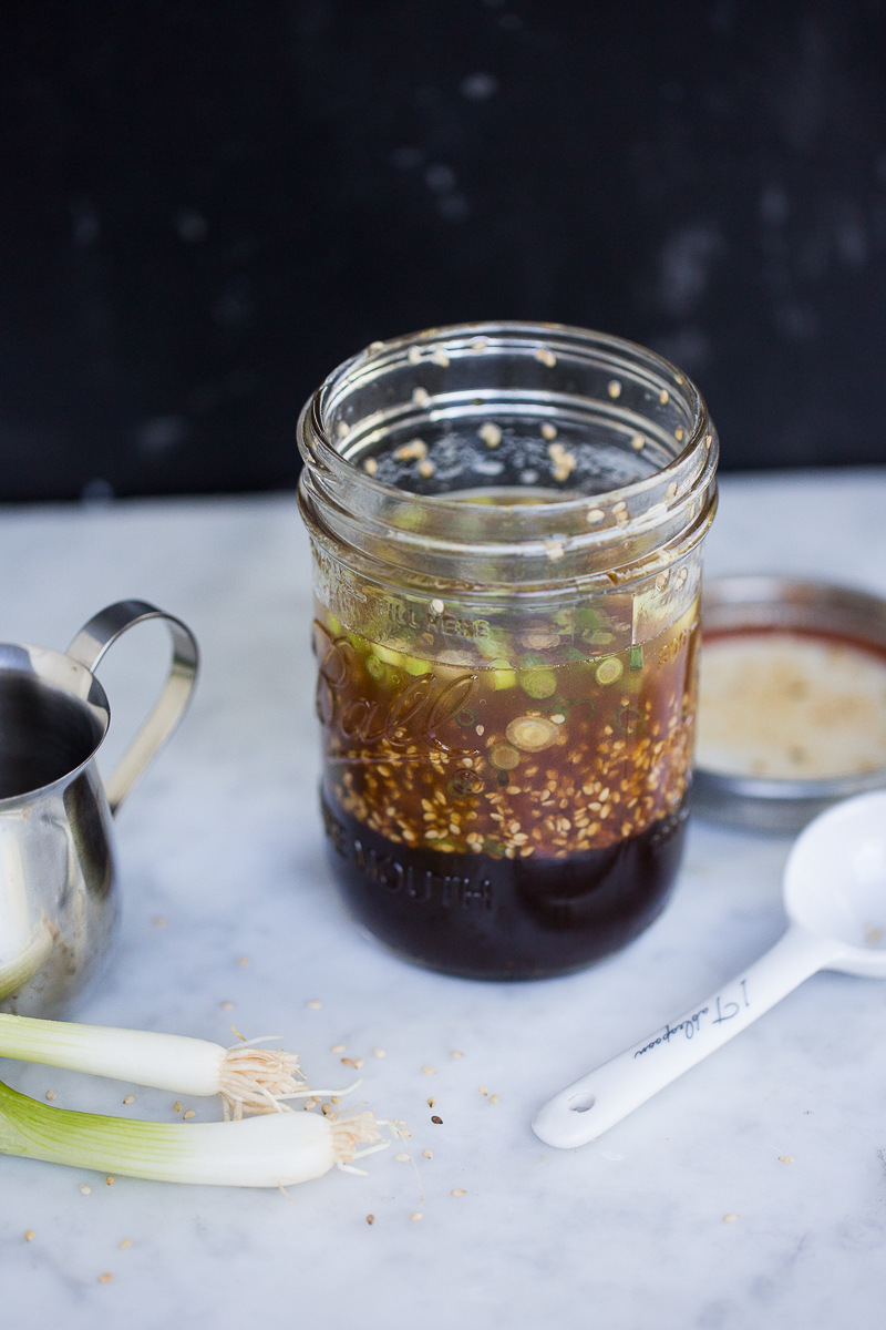 Aderezo de soya, limón, ajonjolí y cebollín.