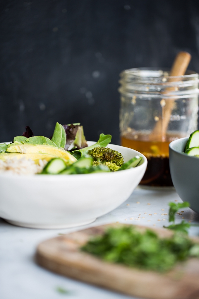 Bowl de arroz integral verduras con aderezo de limón y ajonjolí.