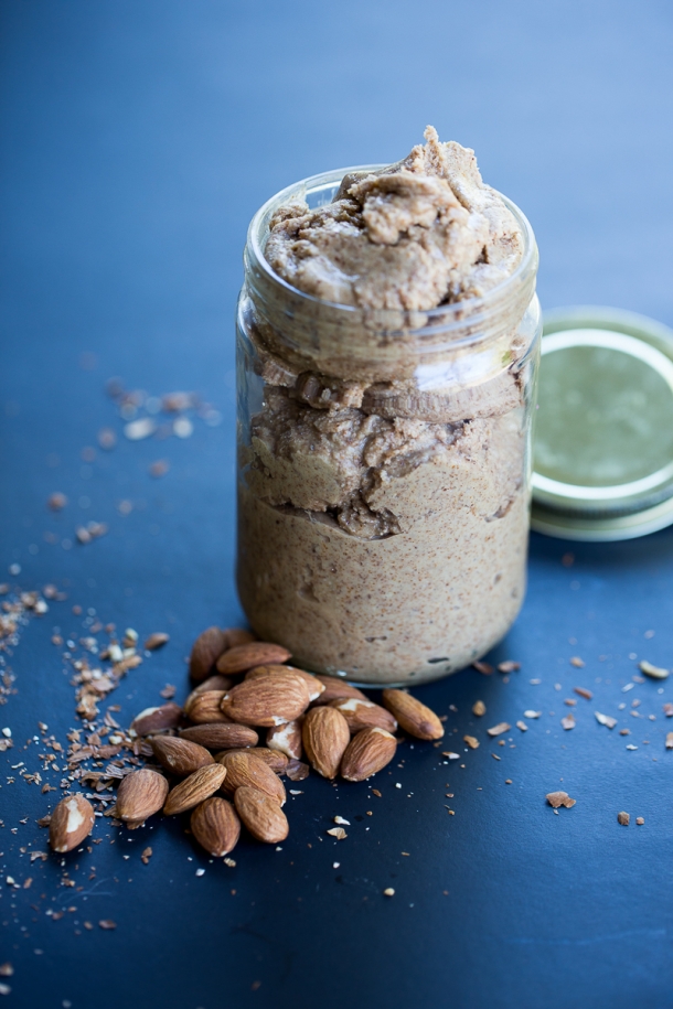 Crema de almendra hecha en casa.