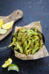 Edamame asados con limón, tajín y támara