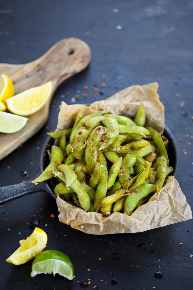 Edamame asados con limón, tajín y támara