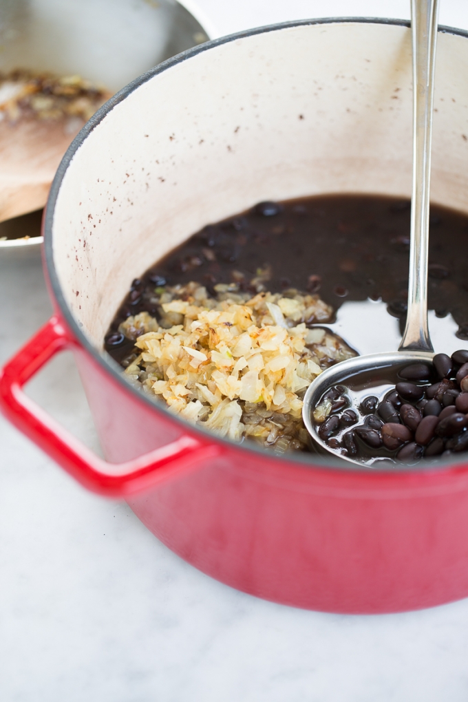 Olla de frijoles con cebolla