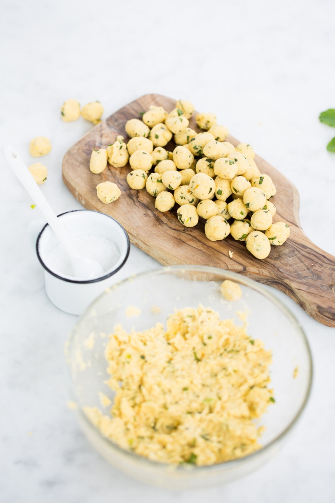 Bolitas de masa de maiz con menta y chile serrano