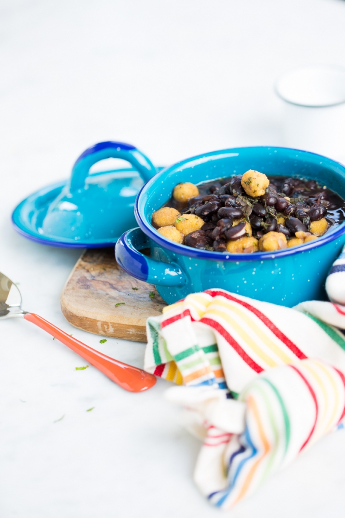 Sopa de frijol negro con bolitas de masa de maiz