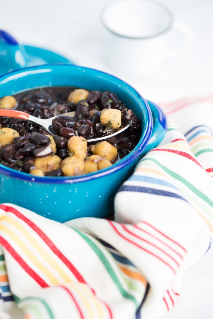 Sopa de frijol negro con bolitas de masa