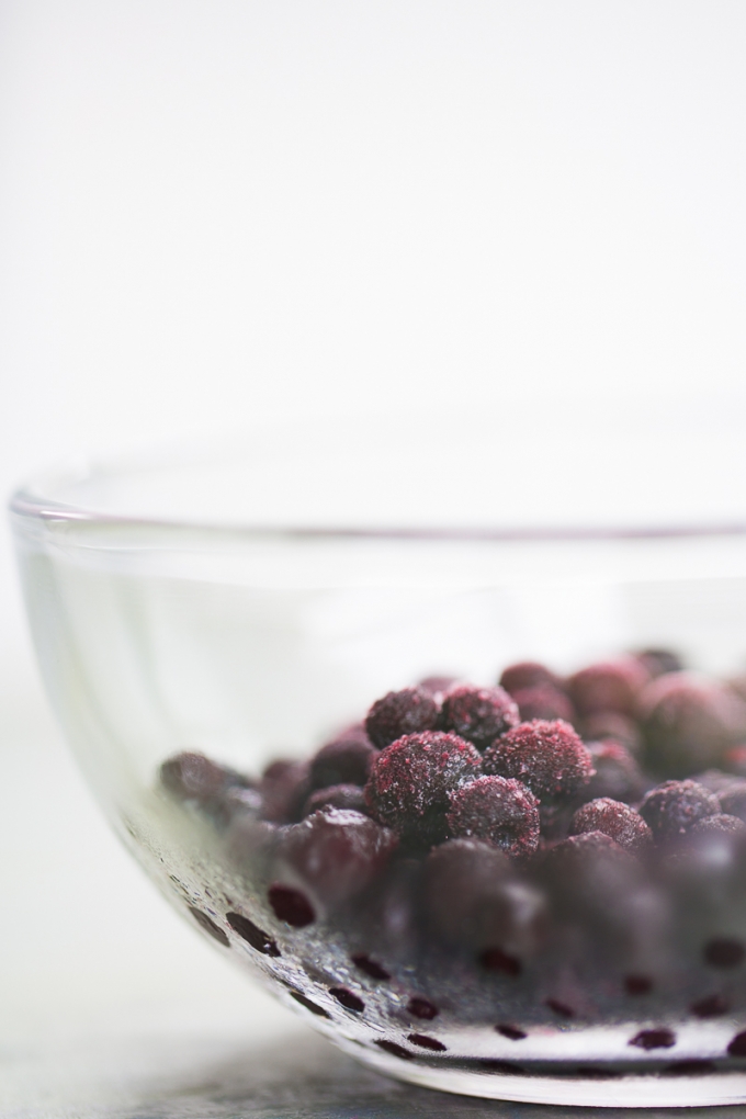 tazón con moras azules congeladas