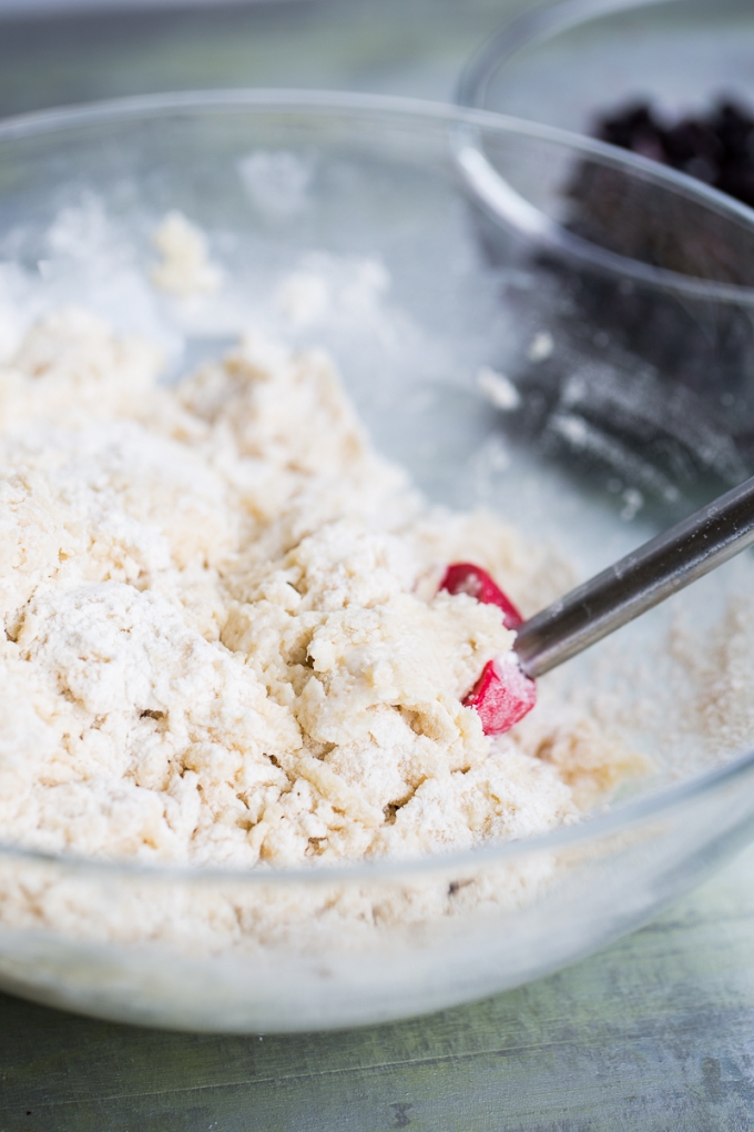 Mezcla para hacer scones veganos, harina y grasa juntos