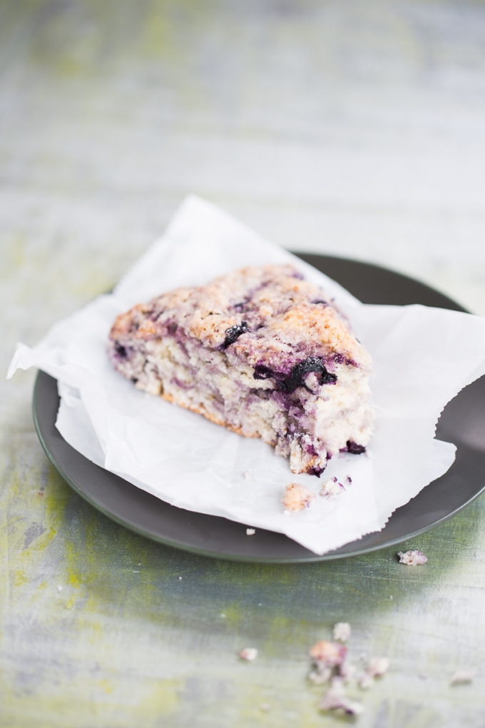 Una rebanada de blueberry scone.