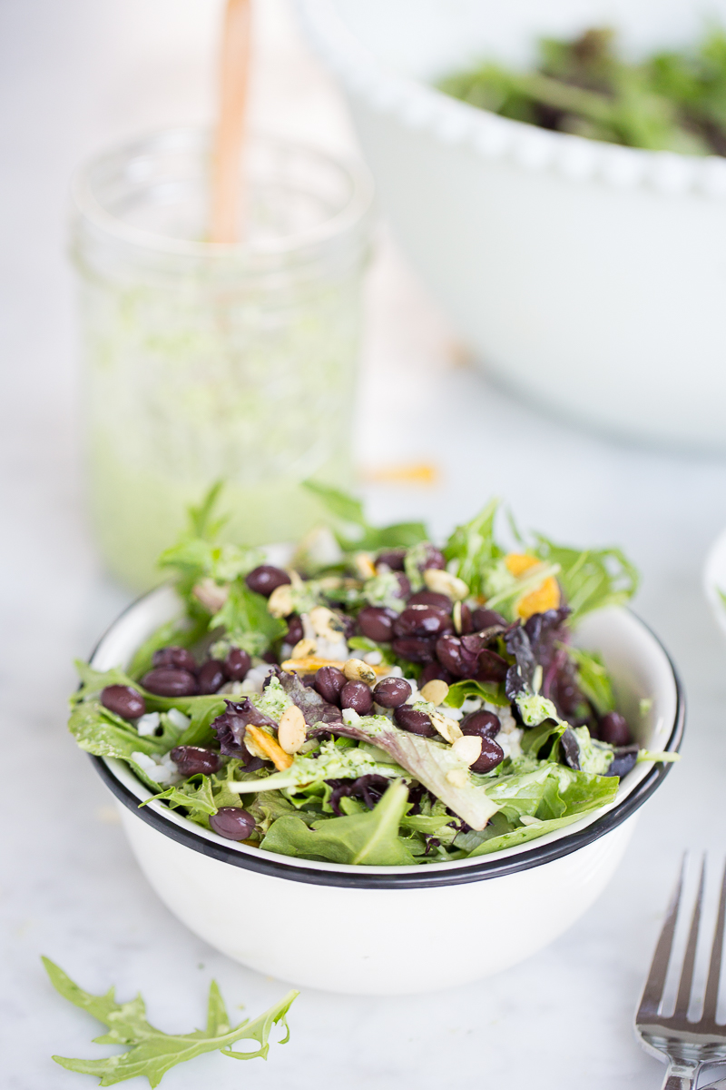 Ensalada de lechugas y aderezo de cilantro.