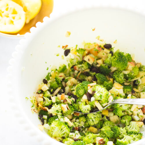 Ensalada de brócoli con manzana, almendras y pasitas.Con una vinagreta super simple de mostaza.