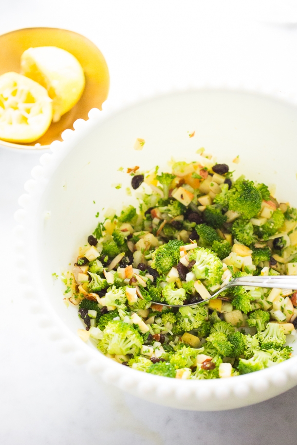 Ensalada de brócoli con manzana, almendras y pasitas.Con una vinagreta super simple de mostaza.