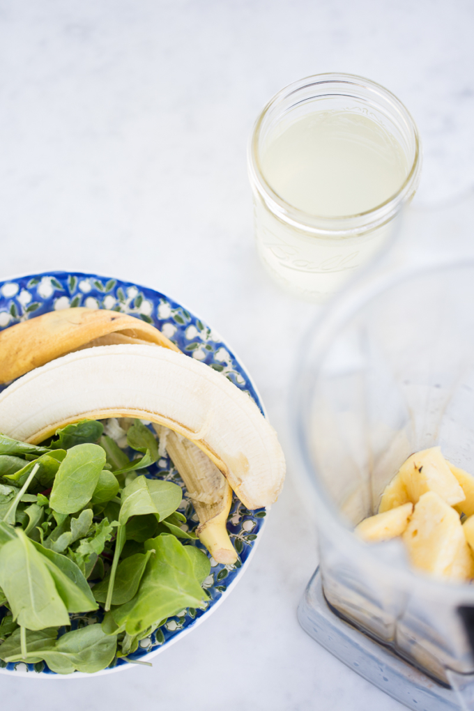 La piña, hojas verdes y plátano listos para hacer el smoothie.