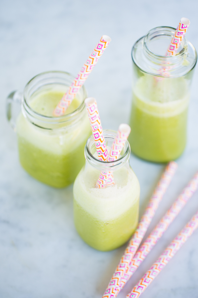 Smoothie de piña, hojas verdes y plátano. Pineapple smoothie.