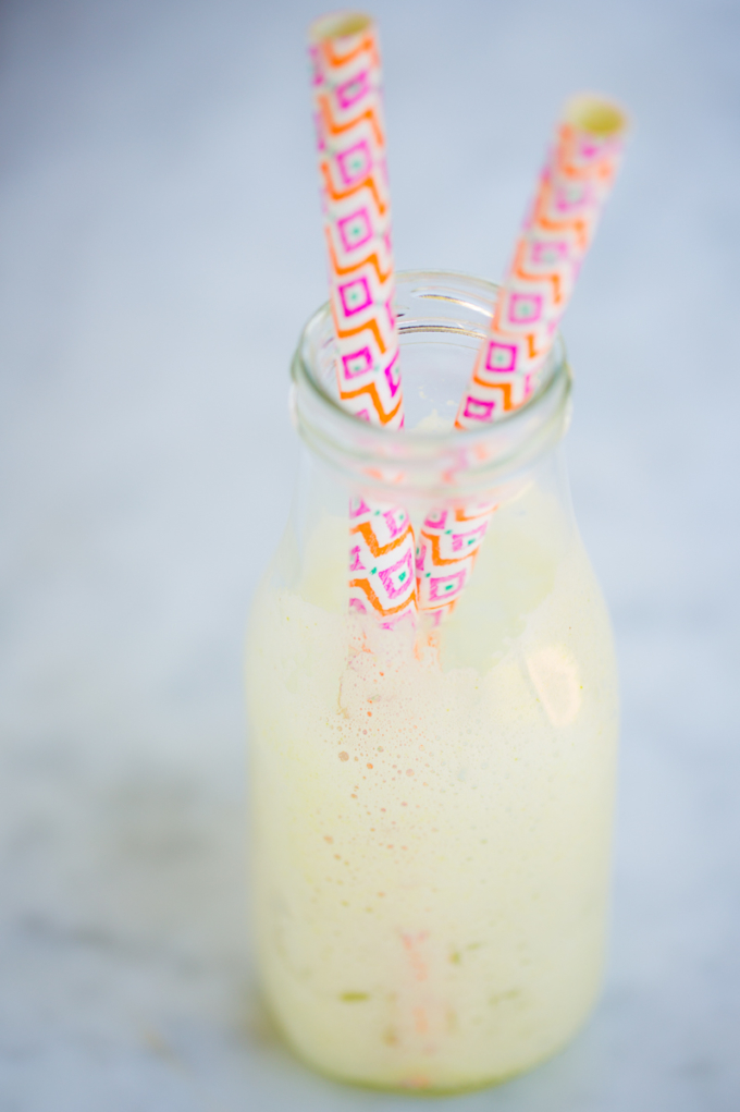 Smoothie de piña, hojas verdes y plátano. Pineapple smoothie.