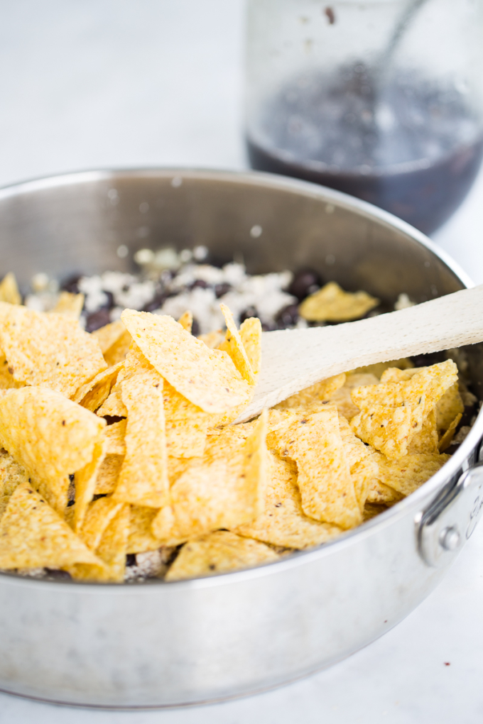 Tofu con totopos, frijoles negros, y salsa. También pueden ser vegan migas . Tofu with corn chips, or vegan migas.