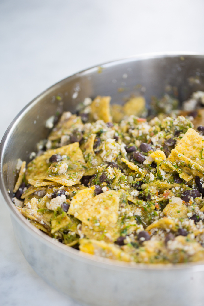 Tofu con totopos, frijoles negros, y salsa. También pueden ser vegan migas . Tofu with corn chips, or vegan migas.