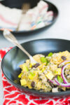 Tofu con totopos, frijoles negros, y salsa. También pueden ser vegan migas . Tofu with corn chips, or vegan migas.