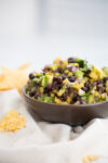 Salsa de piña con aguacate y frijol negro, pineapple salsa