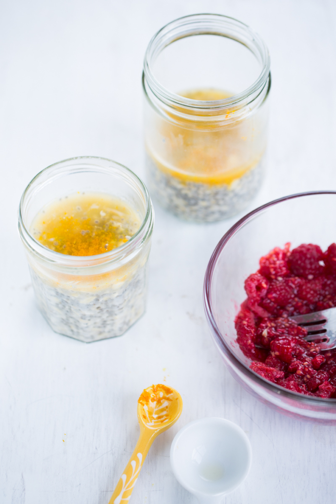 Avena con naranja y frambuesa,  en frasco y frambiesas en tazón