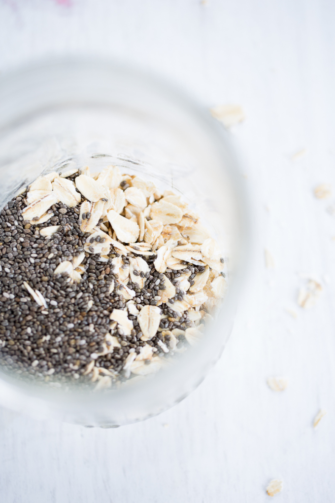 Frasco con avena y chia para hacer desayuno.