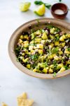 Salsa de piña con frijol negro y aguacate