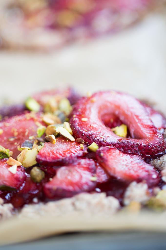 Tarta hecha con harina de almendras y cubierta de fresas con vinagre balsámico. Tarta de fresas, strawberry tart.