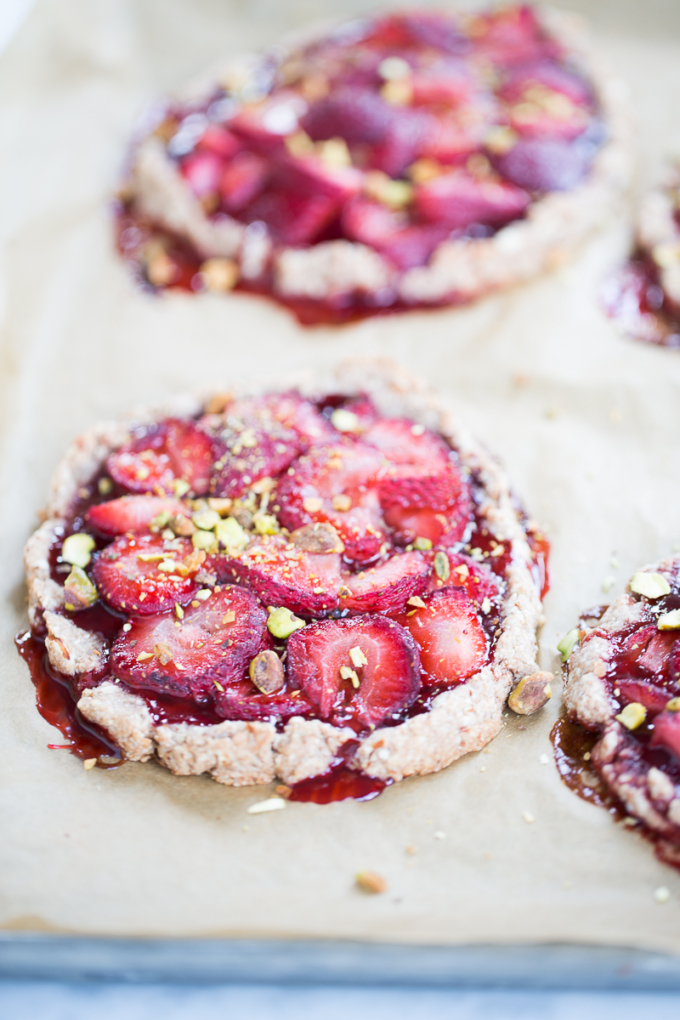 Tarta hecha con harina de almendras y cubierta de fresas con vinagre balsámico. Tarta de fresas, strawberry tart.