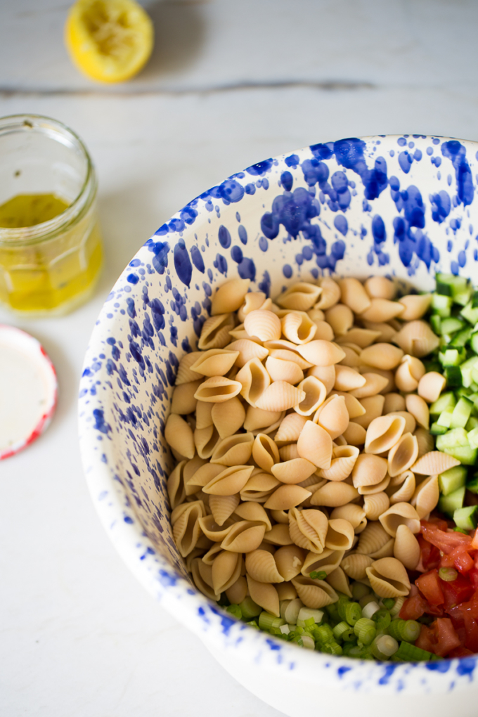 Ensalada mediterranea con pasta de garbanzo.