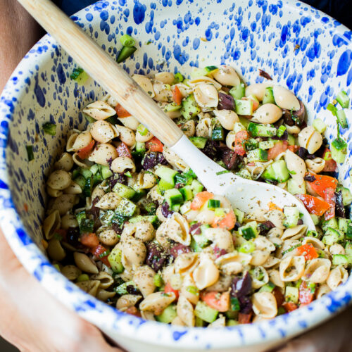 Ensalada mediterranea con pasta de garbanzo.