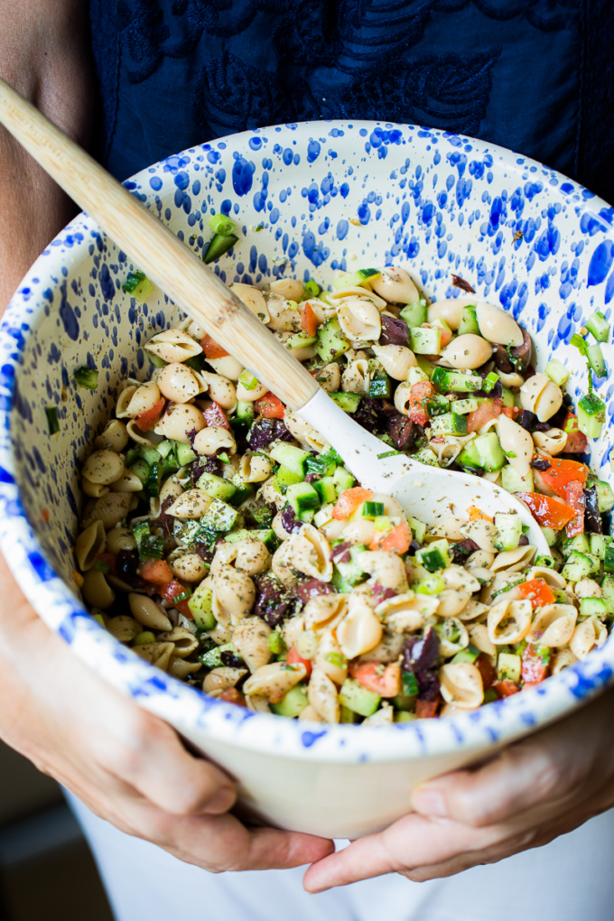 Ensalada mediterranea con pasta de garbanzo.